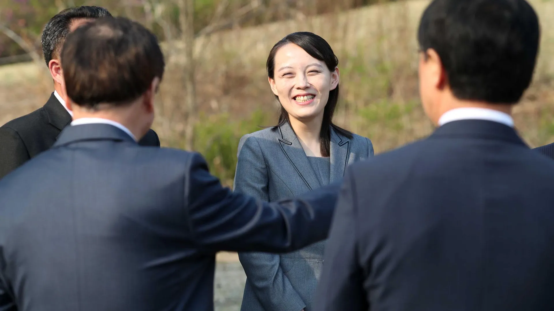 Младшая сестра лидера КНДР Ким Е Чжон разговаривает с южнокорейской делегацией, 2018 год. Фото: Inter-Korean Summit Press Corps/Global Look Press