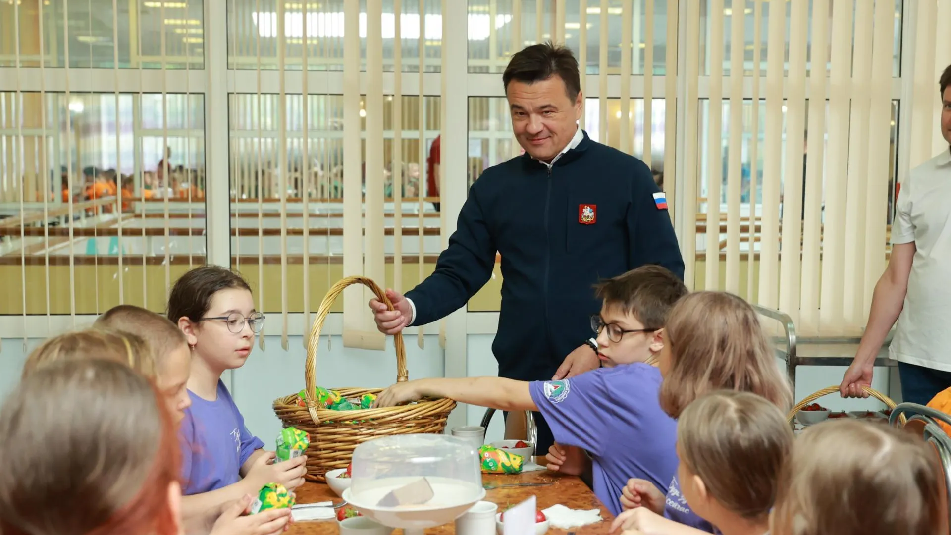 Губернатор Подмосковья навестил детей участников СВО, отдыхающих в лагере «Литвиново»