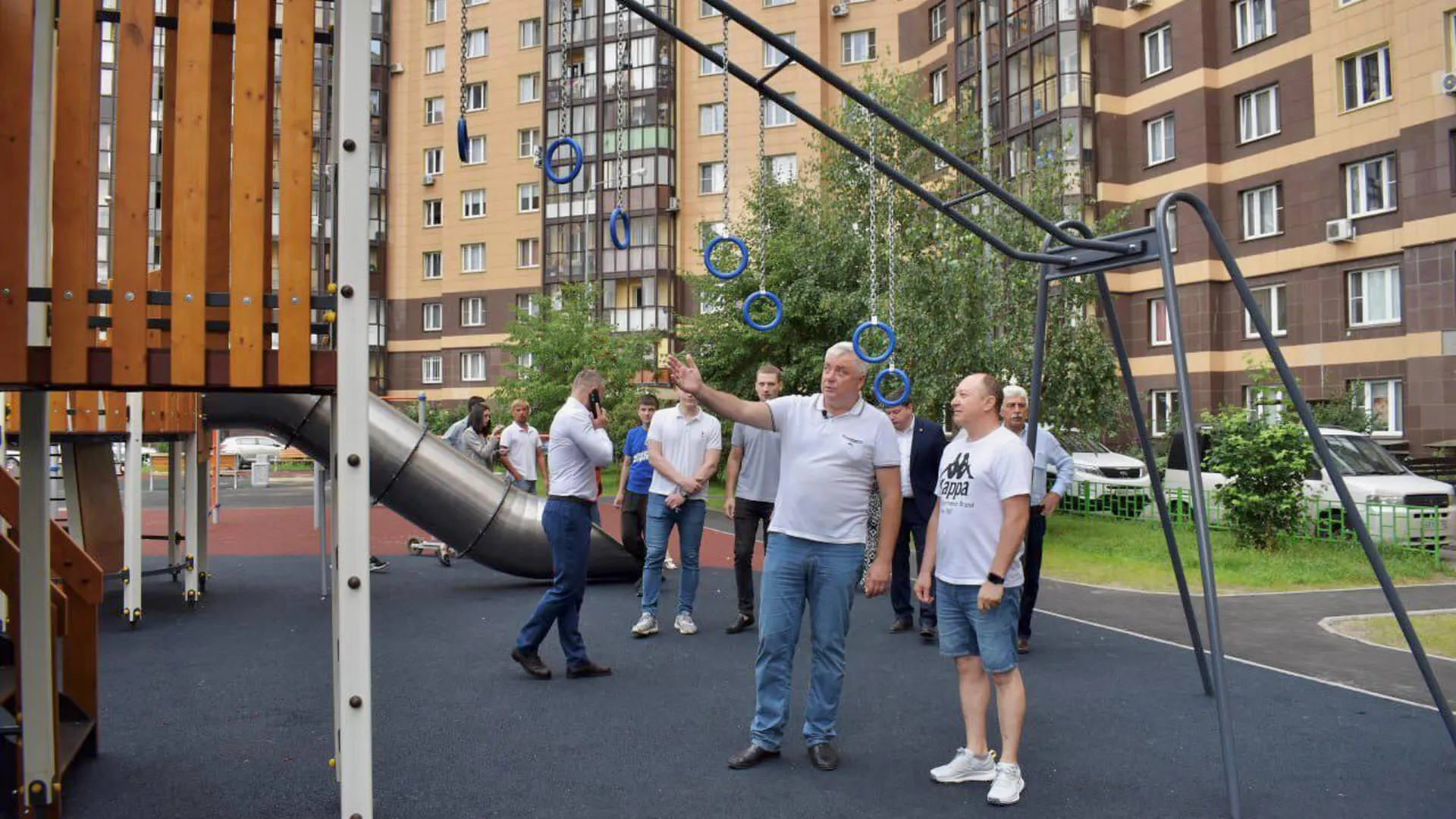 Депутат Мособлдумы Тарас Ефимов проверил новую детскую площадку и ремонт подъезда в микрорайоне 10А