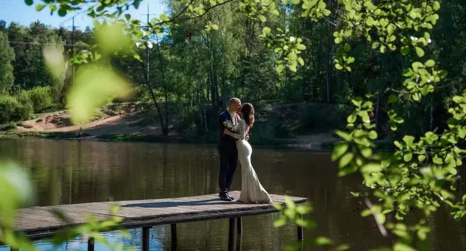 Еще 115 пар выбрали регистрацию брака в парках Подмосковья