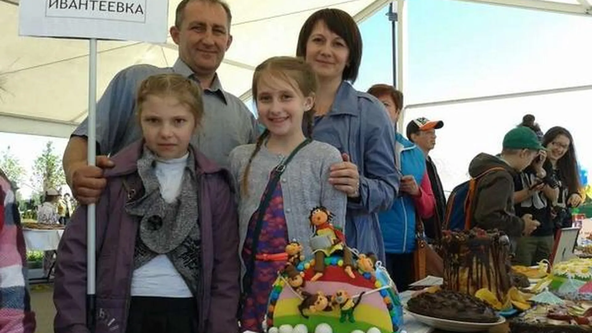Многодетная семья из Ивантеевки испекла самый красивый пирог