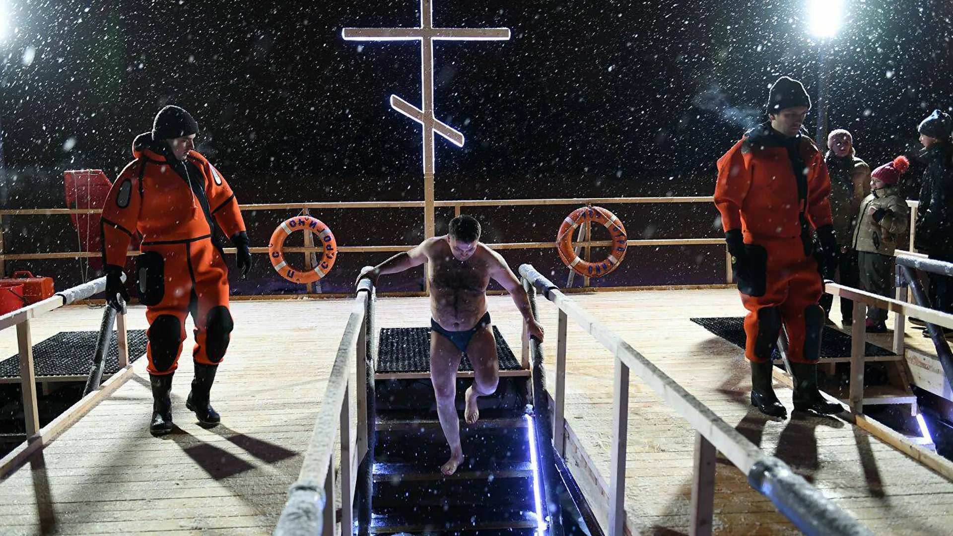 Участниками крещенских купаний в Подмосковье стали свыше 175 тысяч человек