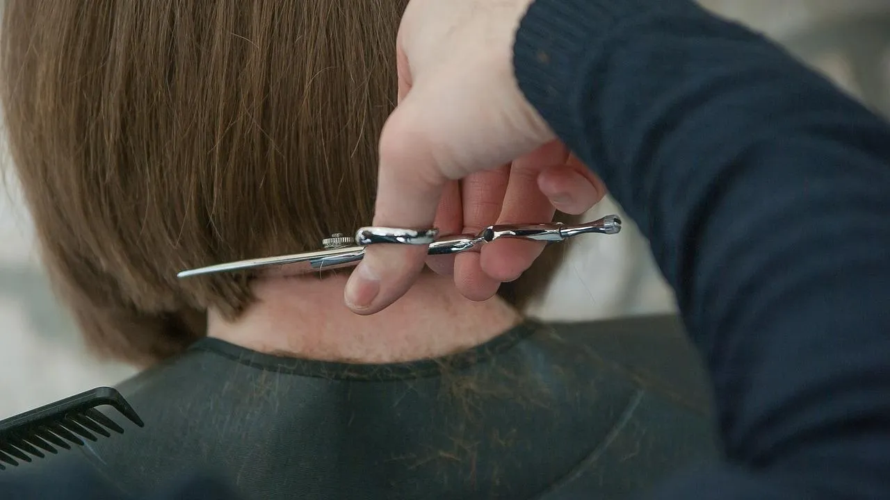 Школьница из Ноябрьска состригла волосы в поддержку солдат СВО