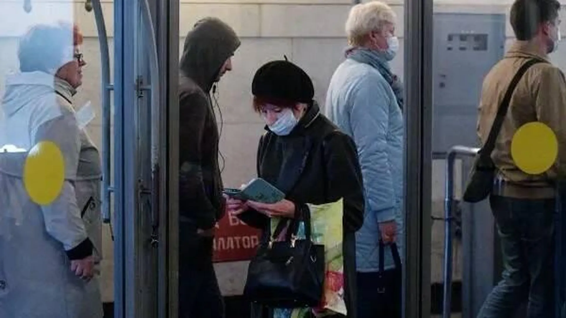 Москвичам рекомендовали носить маски в общественных местах из-за ОРВИ