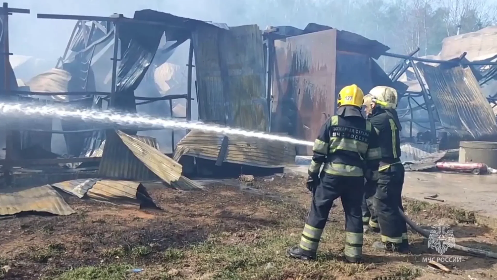 Сотрудники МЧС полностью потушили пожар на складе труб в Раменском