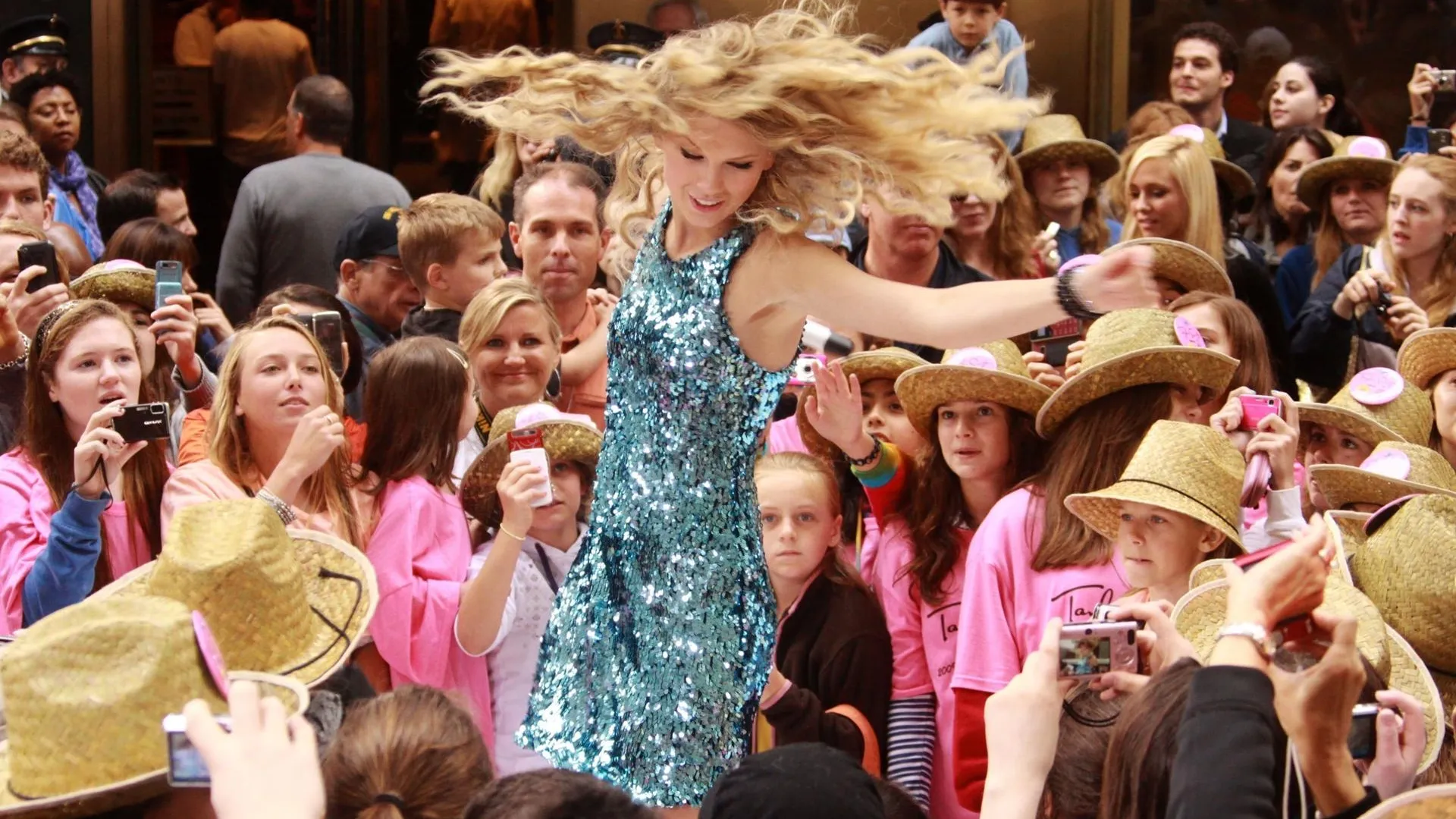 Тейлор Свифт с фанатами в 2009 году