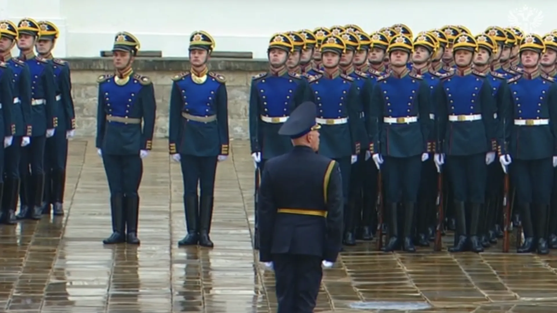 После инаугурации Путин принял парад Президентского полка
