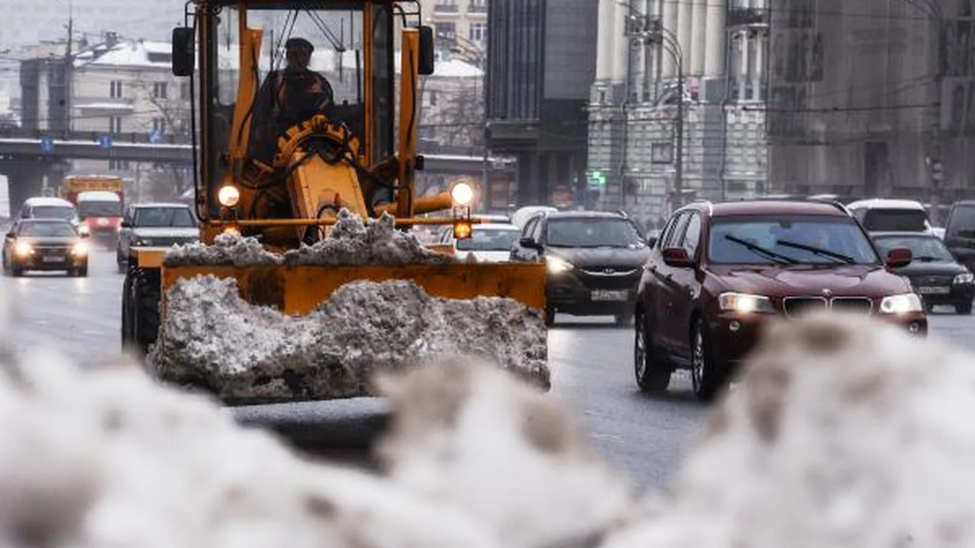 Около 400 КамАЗов снега вывезли за сутки с региональных дорог МО