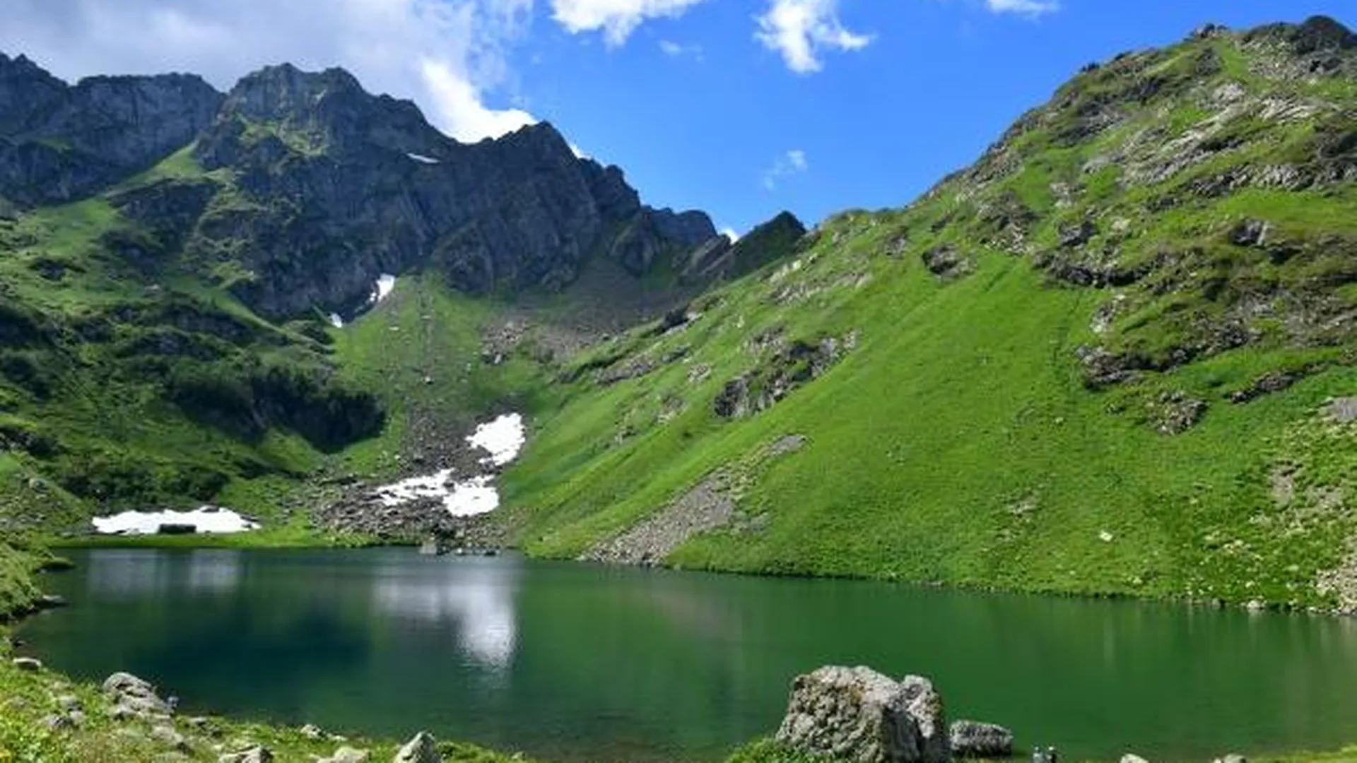 Высокогорное озеро Мзы в Абхазии.