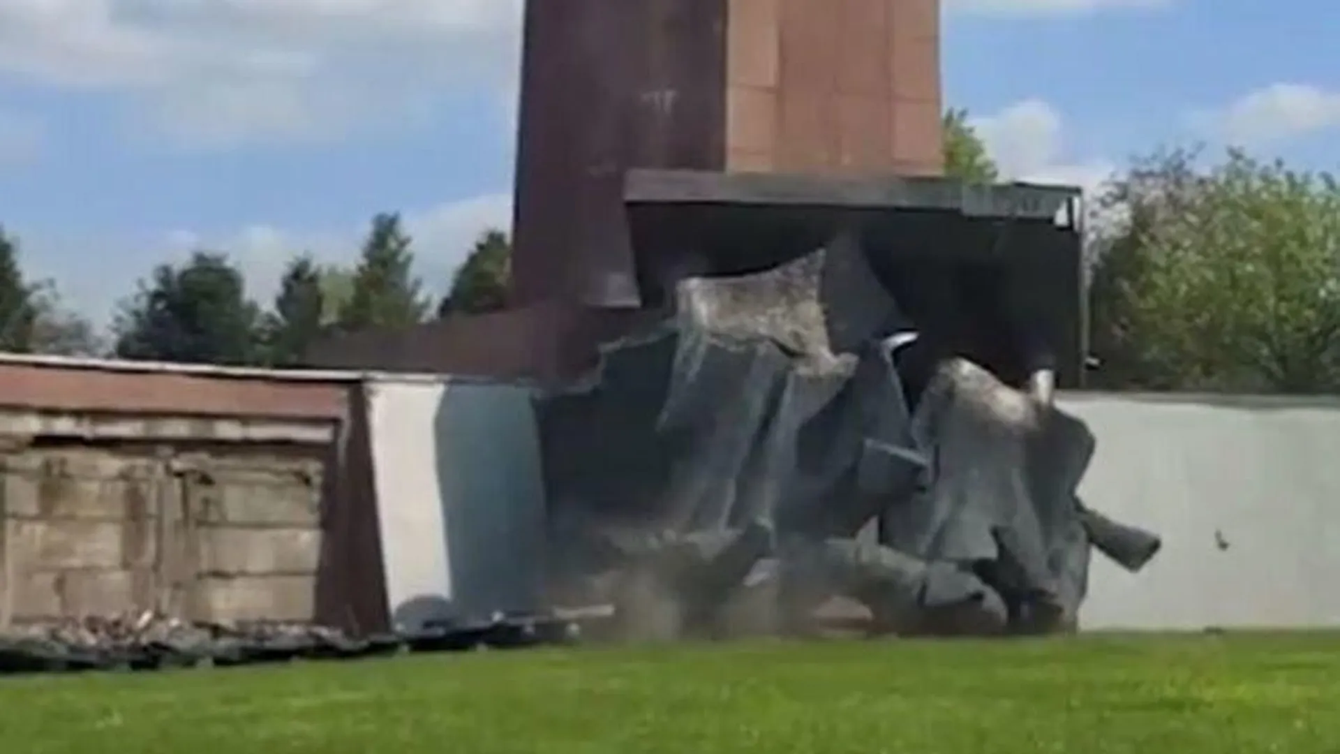 В украинском Ровно повалили стоявший 40 лет памятник советским воинам и маленькой девочке