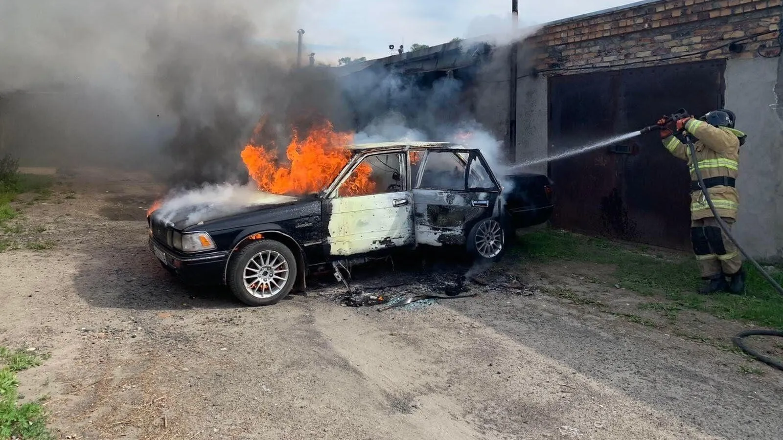 Автомобиль загорелся этим утром в подмосковном Серпухове