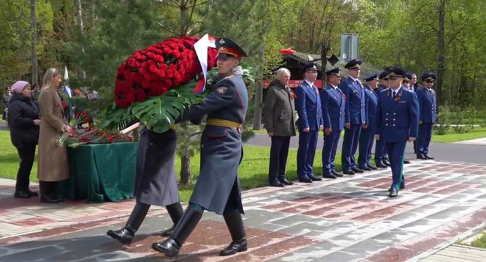 Генпрокурор Краснов возложил цветы к военному памятнику в Истре