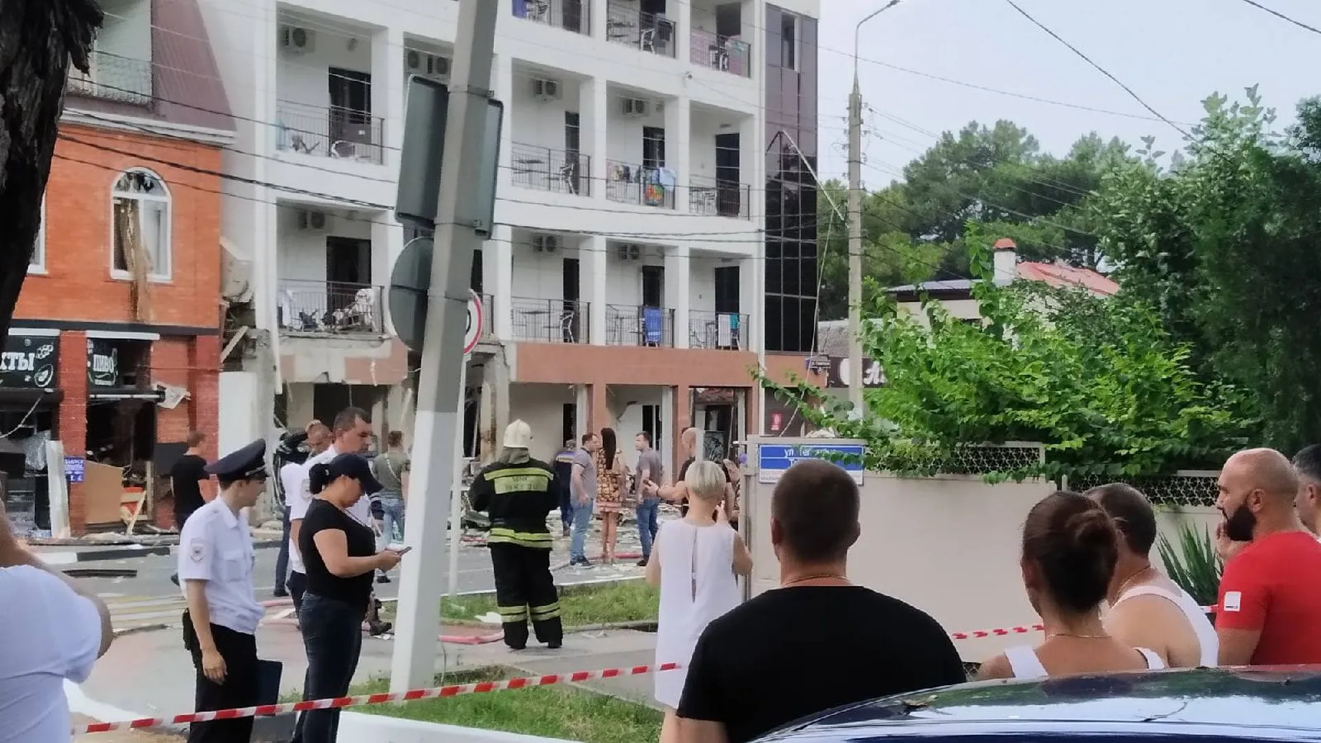 Женщина осталась под завалами после взрыва в гостинице в Геленджике — СМИ