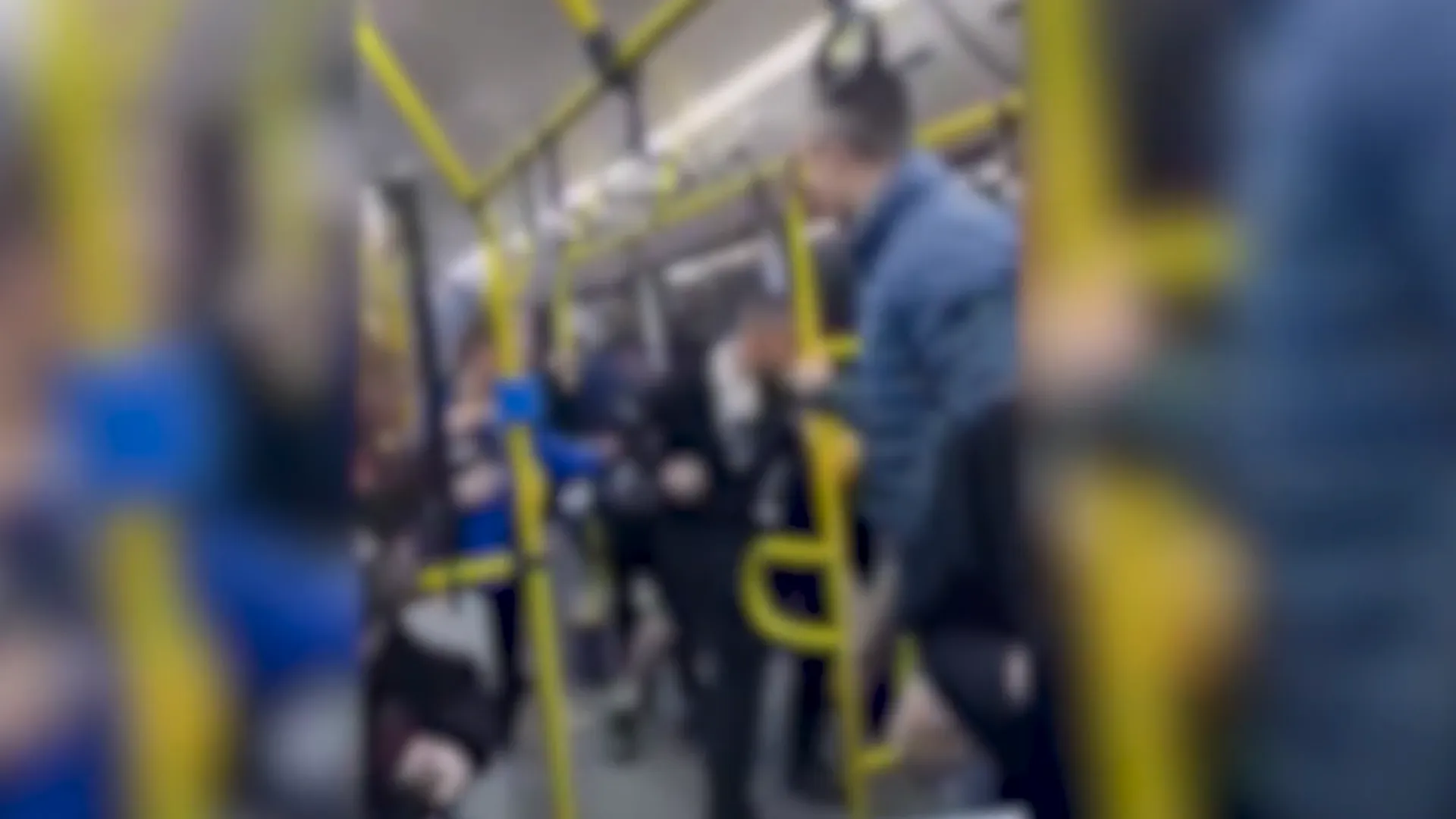 Подростки в Волгограде избили мужчину в автобусе за замечание