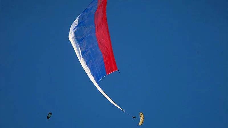 Самое большое знамя: как в Подмосковье отмечали День флага России в разные годы