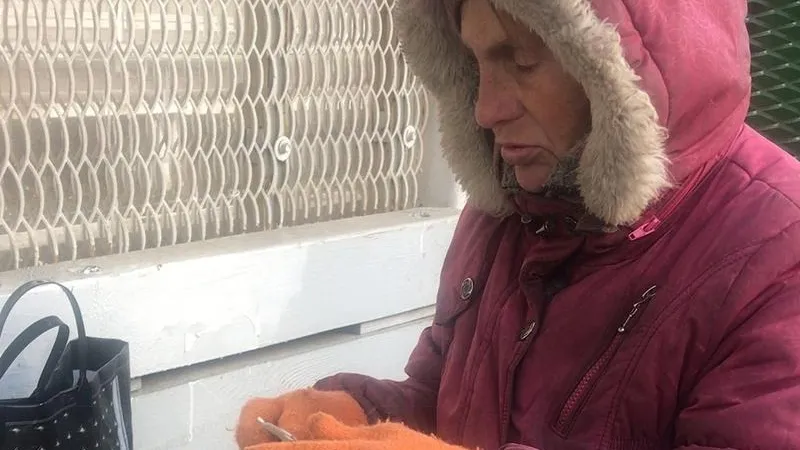 Волонтеры из Раменского помогли бездомной бабушке найти крышу над головой