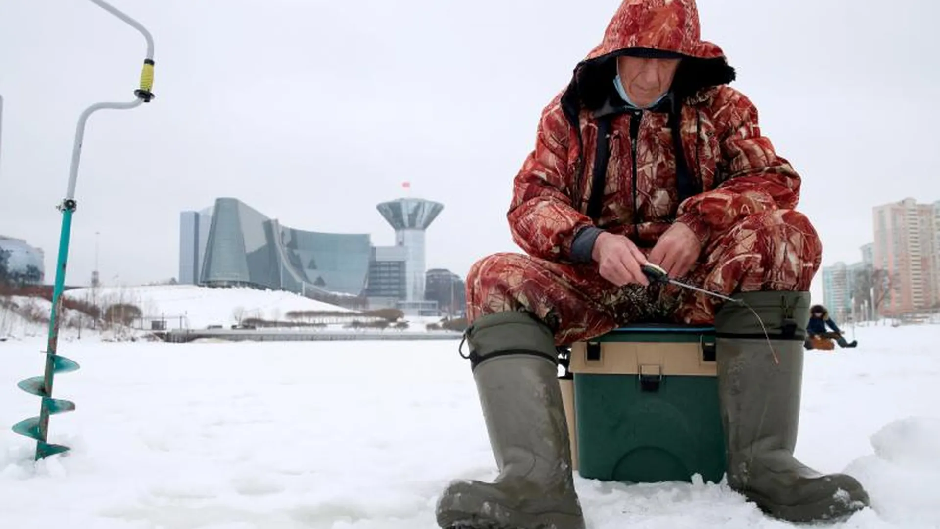На помощь угодившим под лед рыбакам почти каждый день выезжают спасатели Подмосковья
