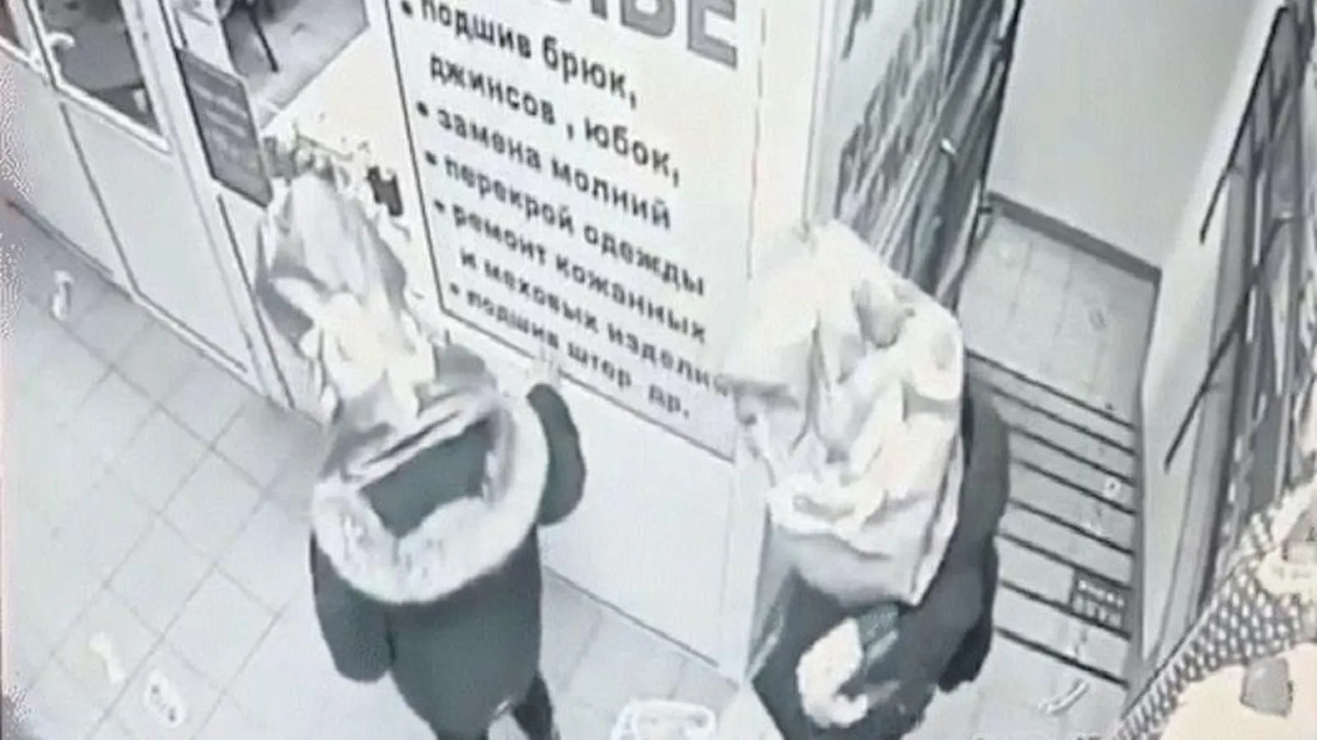 Школьники с пакетами на головах напугали продавщицу мычанием в Раменском