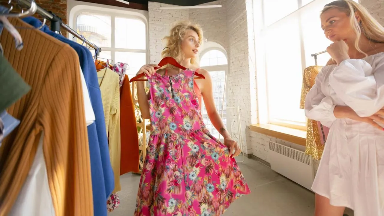 Кеды, текстиль и ветровки: в России дорожает летняя одежда