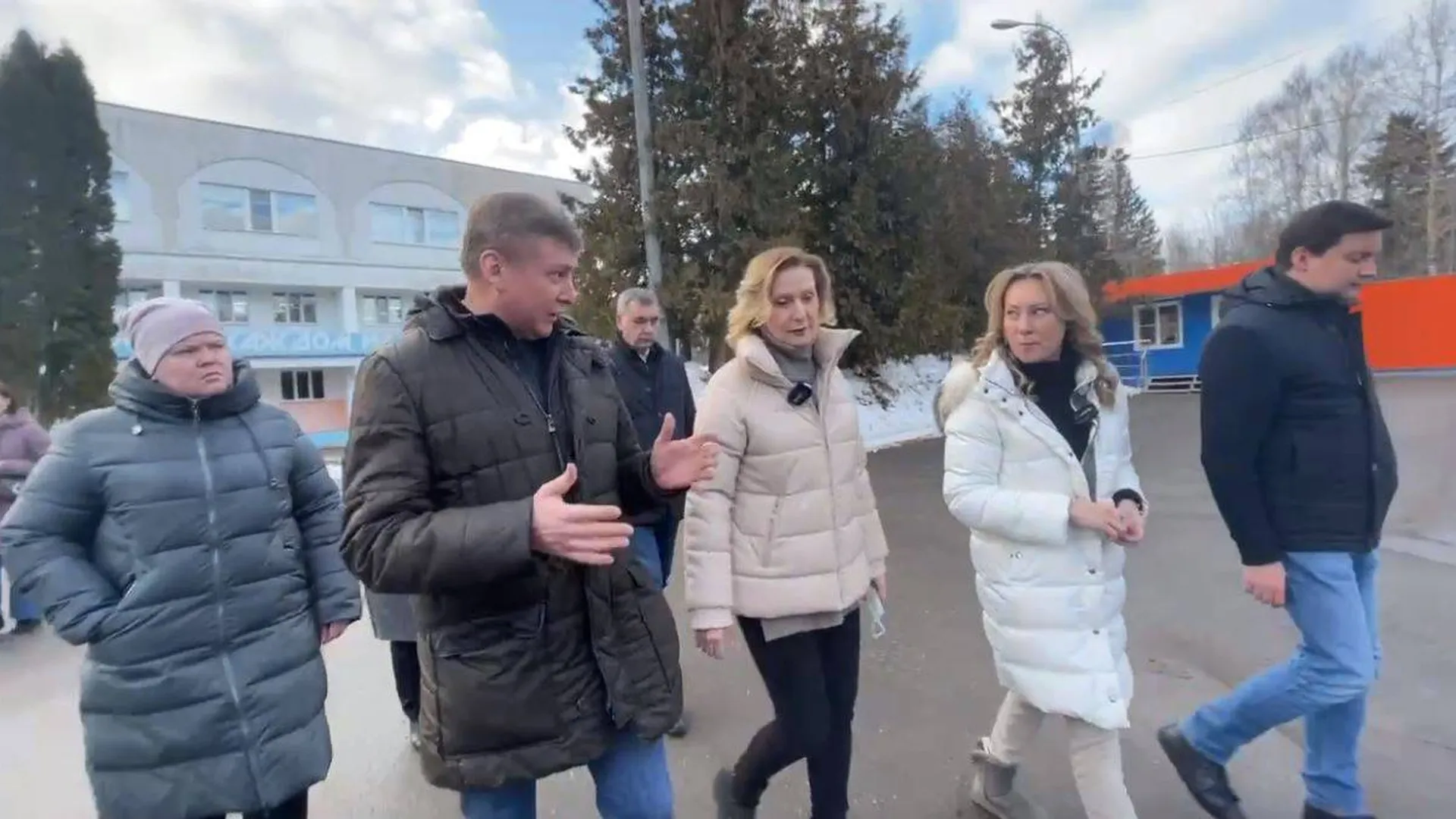 Грузовик подарков. Сенаторы пообещали детям из Донбасса в Подмосковье планшеты для школы