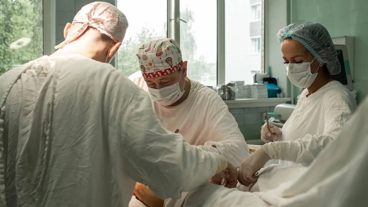Девушку с открытым переломом костей голени после ДТП на велосипеде прооперировали в Солнечногорске