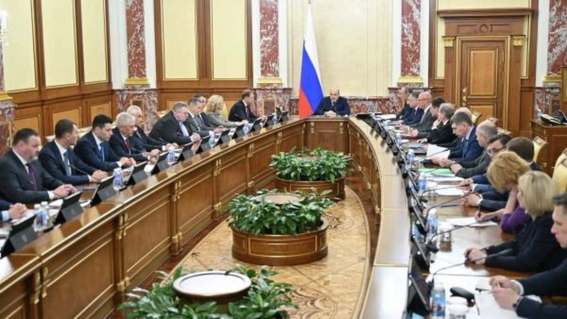 Премьер-министр Мишустин провел первое заседание кабмина в новом составе