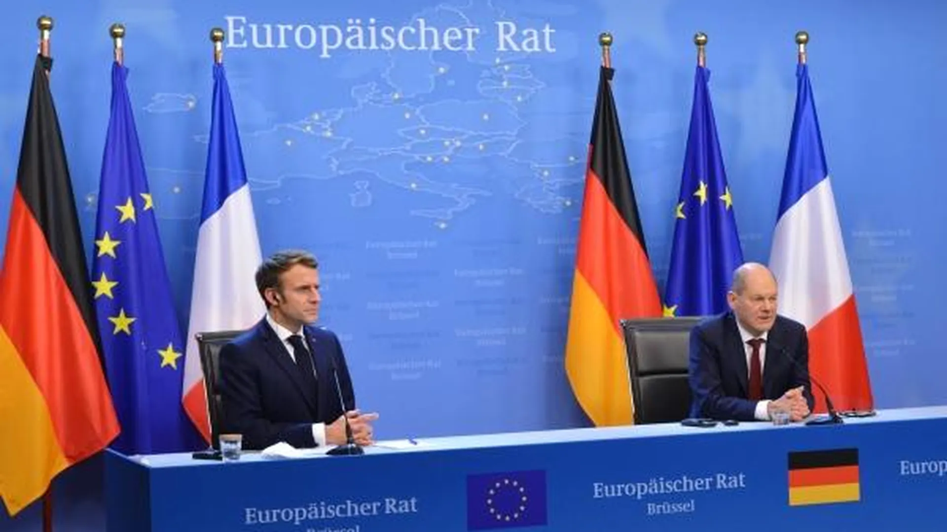 Президент Франции Эммануэль Макрон и федеральный канцлер Германии Олаф Шольц на пресс-конференции