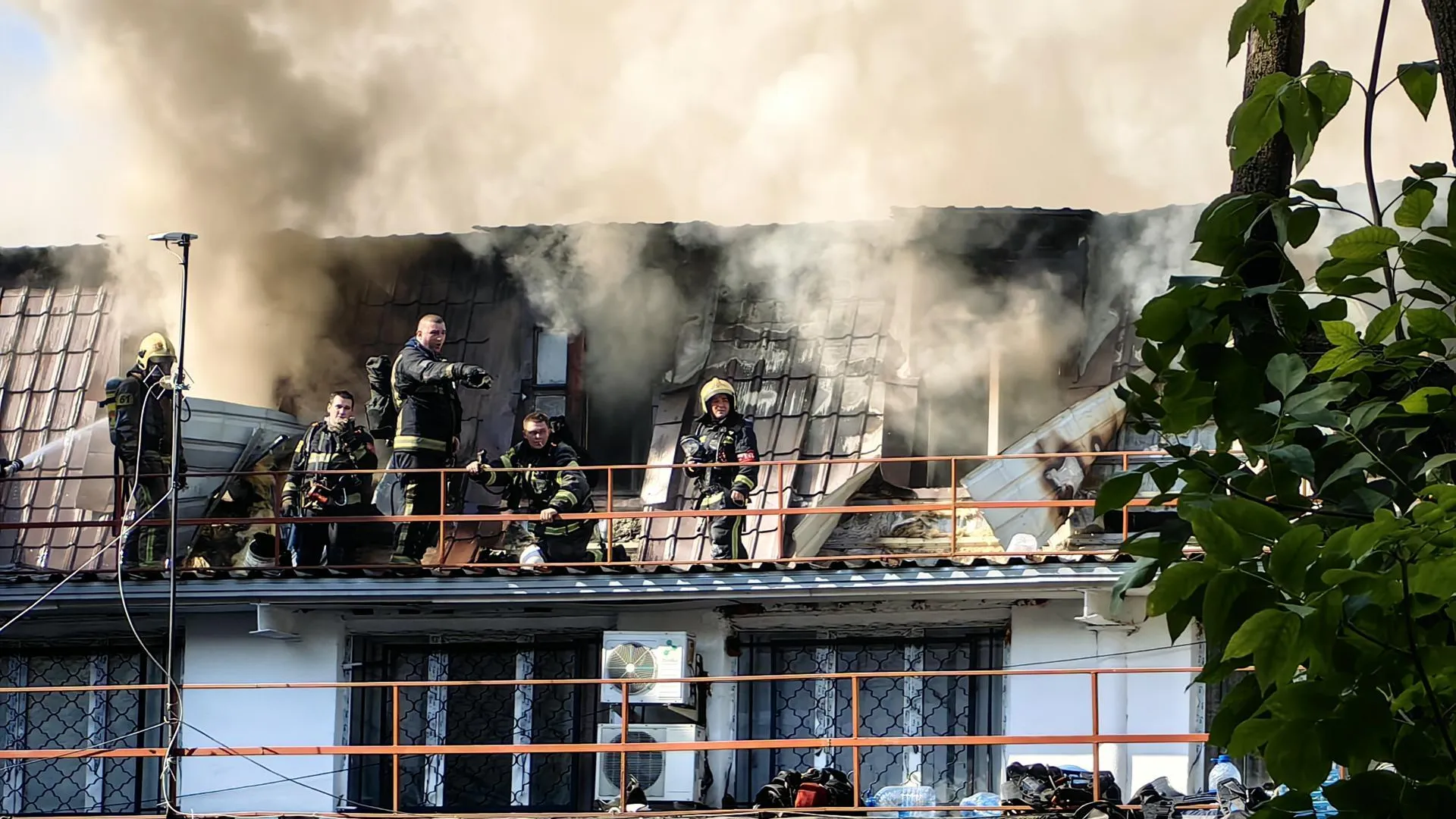 Пожарные ликвидировали открытое горение в офисном здании в Щелково