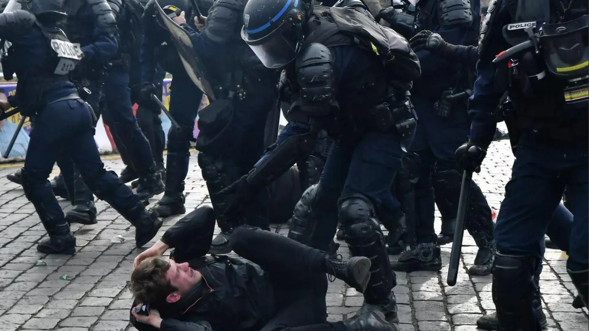 Полицейские во время уличных беспорядков в Париже, 2019 год