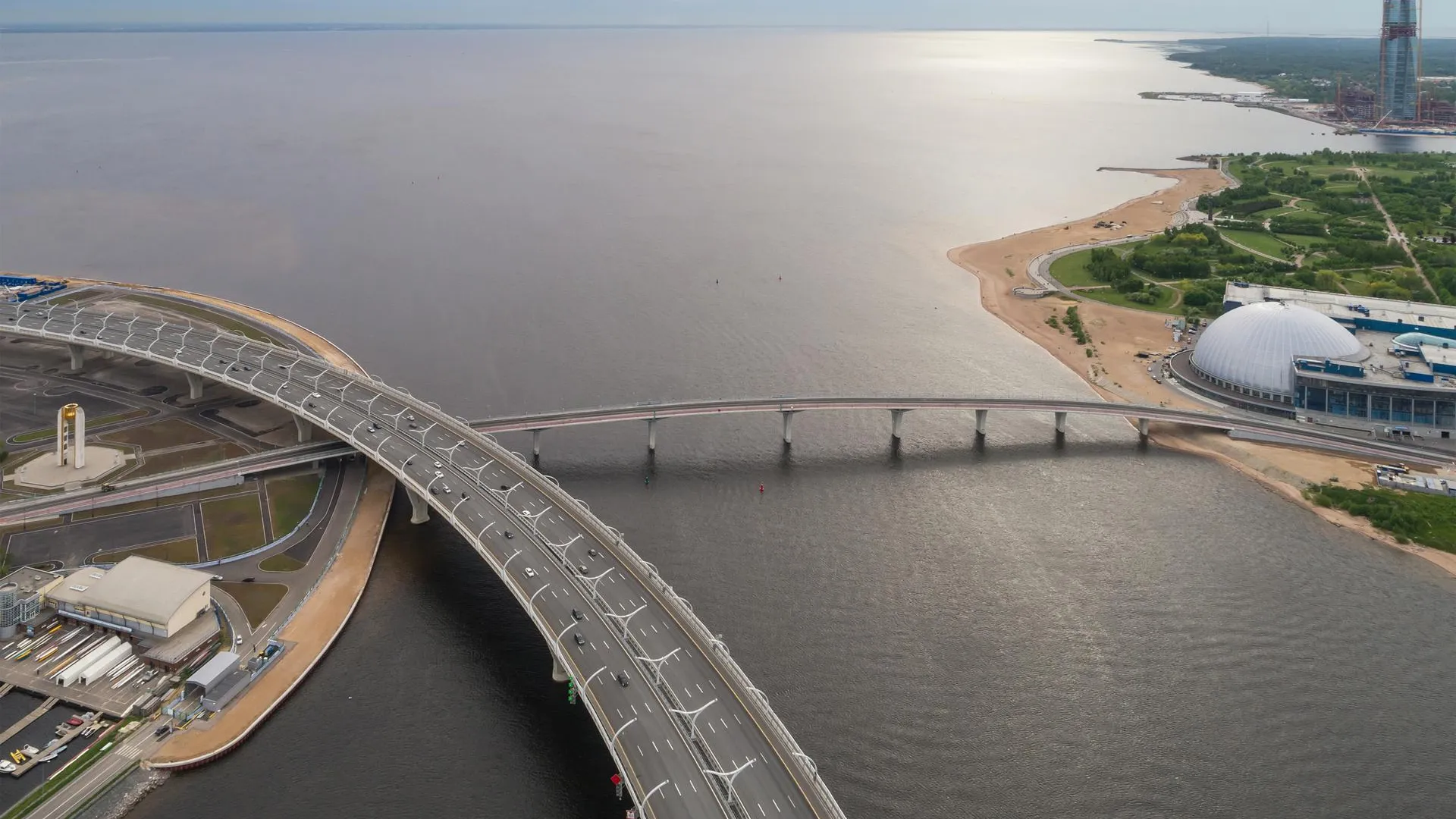 Голая девушка спрыгнула с 19-метрового моста в Санкт-Петербурге