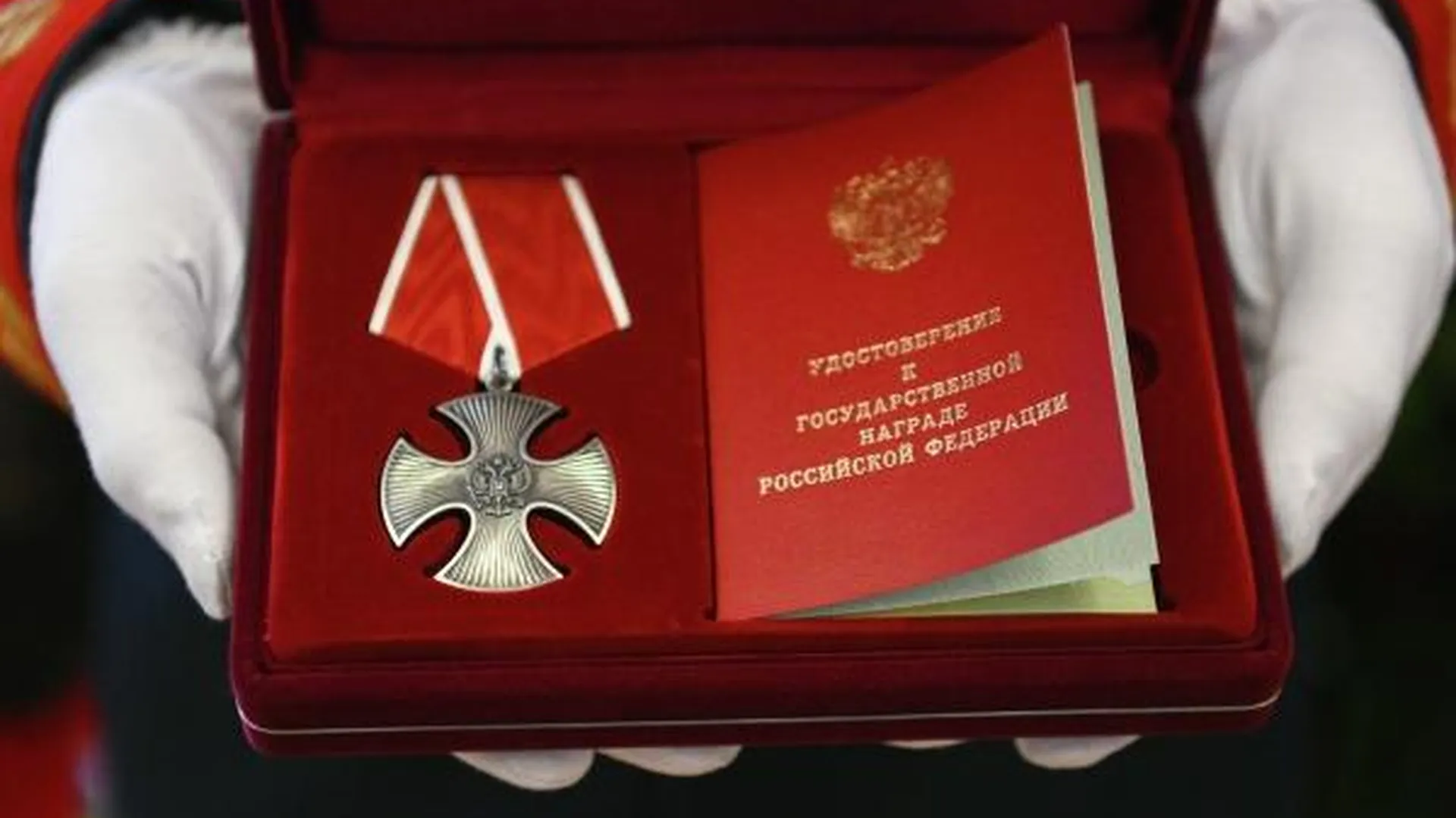 Членов экипажа сбитого Ил-76 посмертно наградили орденами Мужества