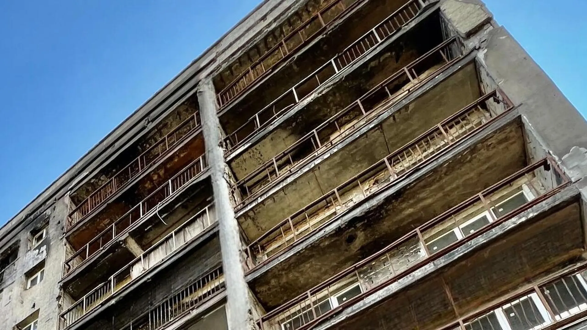 Подмосковные строители восстанавливают жилой дом в центре Мариуполя