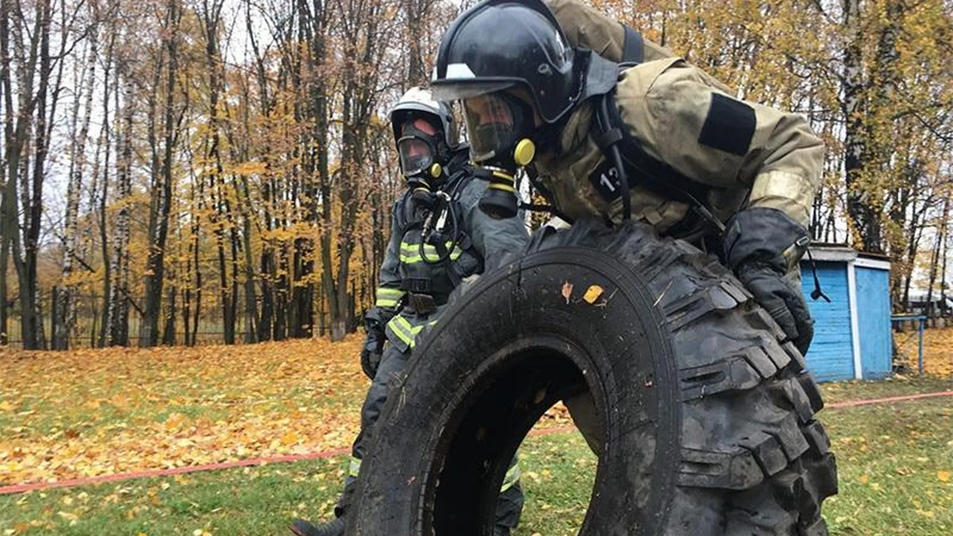 Огненный кроссфит: подмосковные пожарные тренируются как силовые атлеты – с покрышками, железом и молотом
