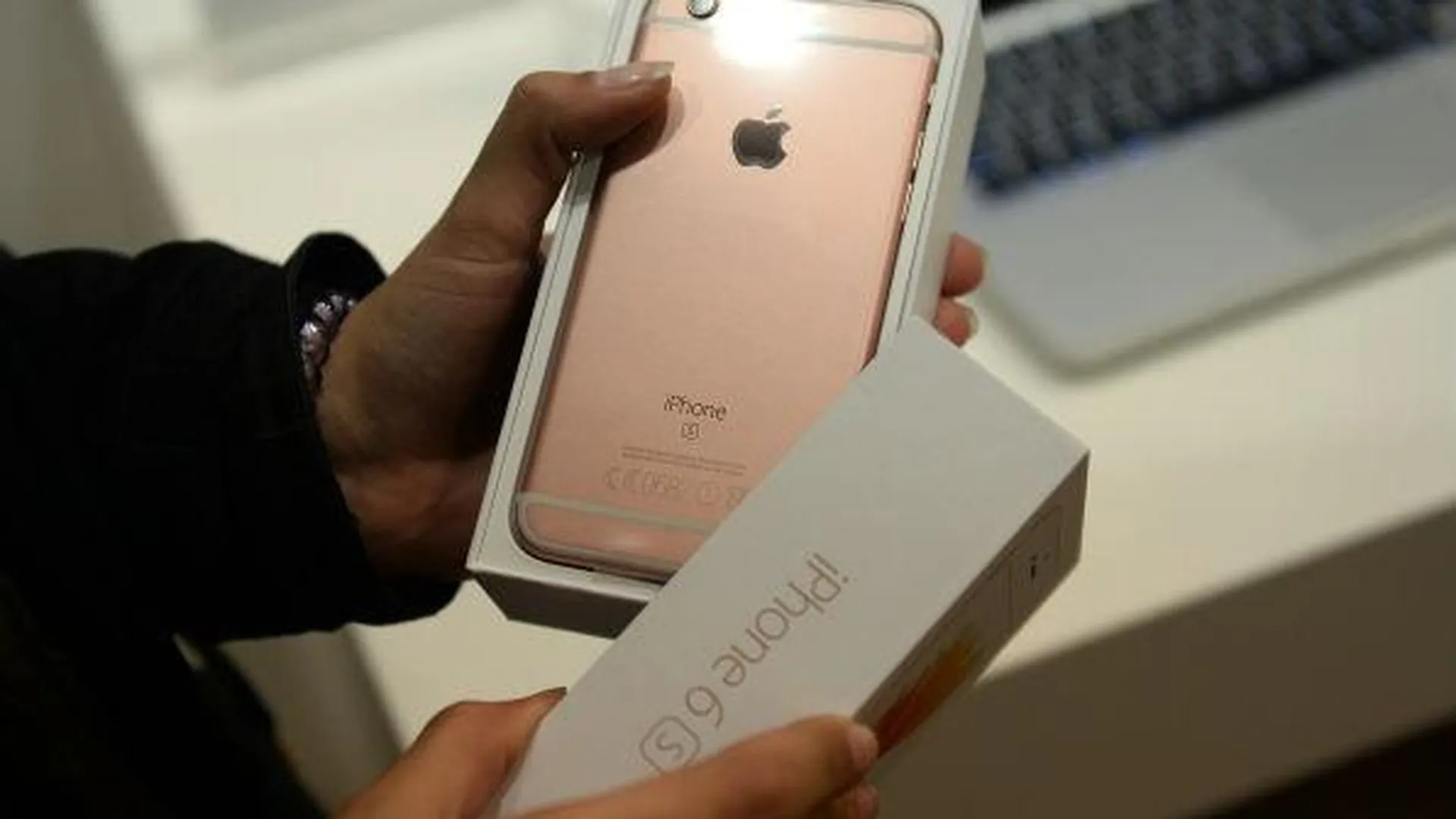 Шестой iPhone украл в Москве у безработного таджик, работающий в магазине Тимати
