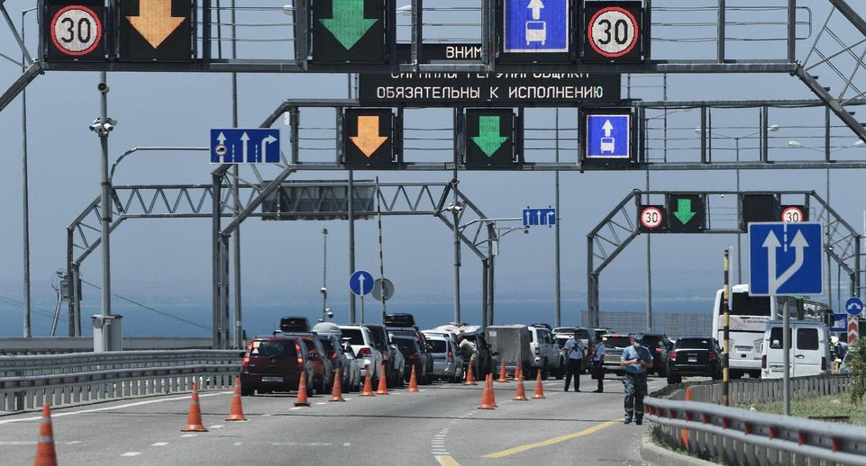 Очередь на подходах к Крымскому мосту достигла почти тысячи автомобилей