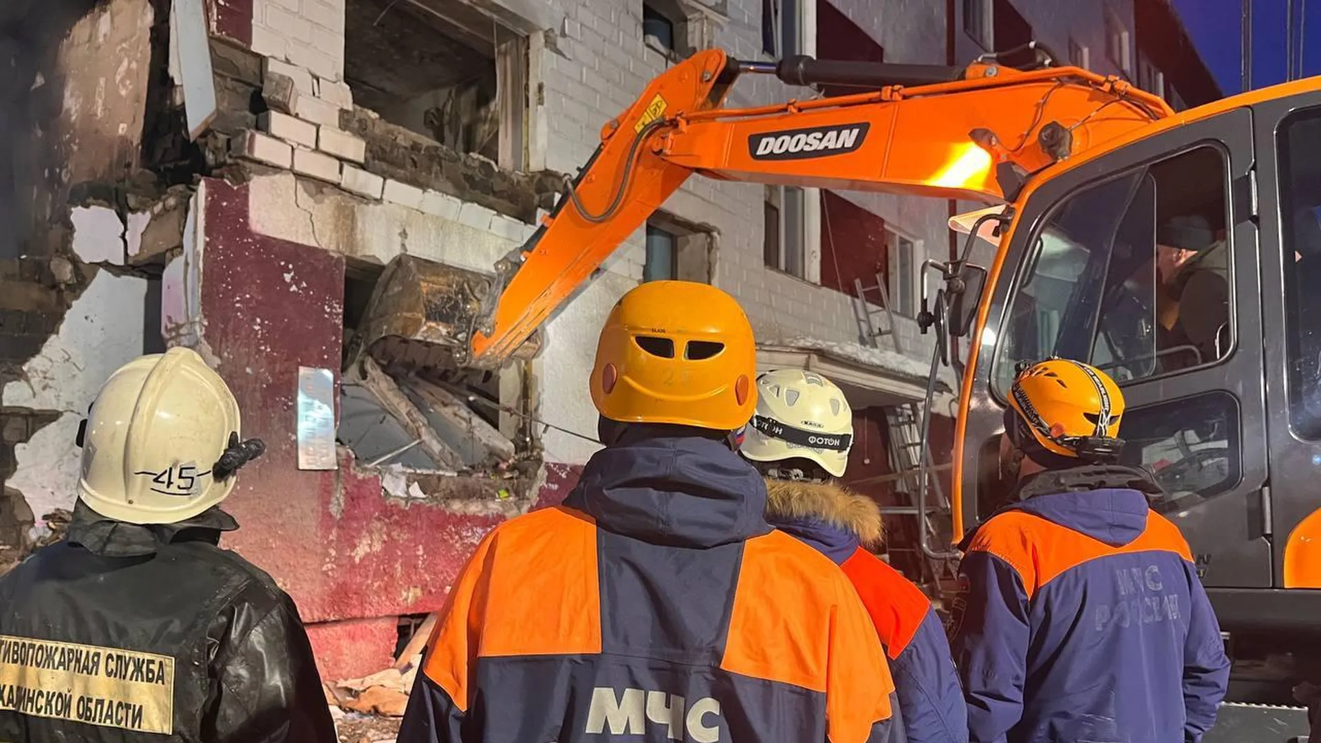 Спасатели завершили разбор завалов на месте взрыва в доме на Сахалине