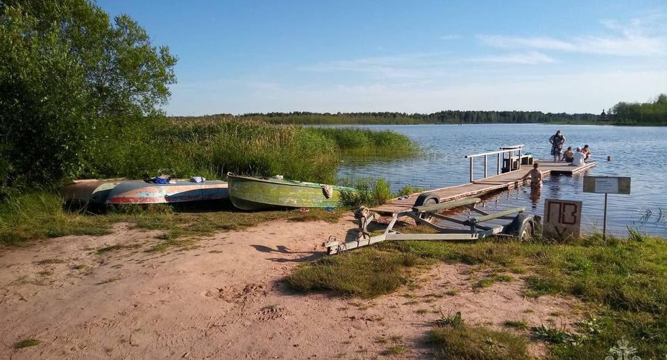 Женщина и девочка утонули в озере из-за перевернувшейся лодки под Вологдой