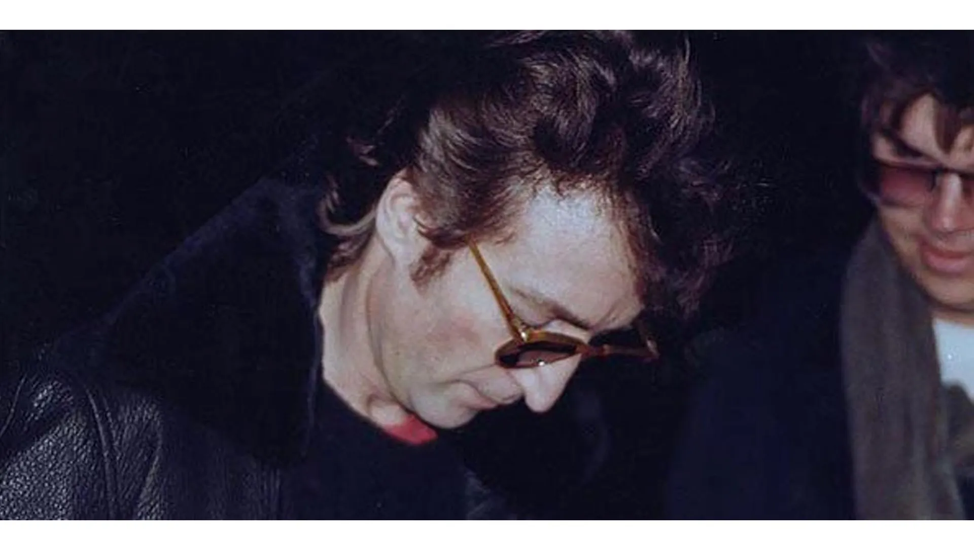 Последнее фото Джона Леннона: он дает автограф своему убийце Марку Чепмену, который тоже попал в кадр, 1980 год