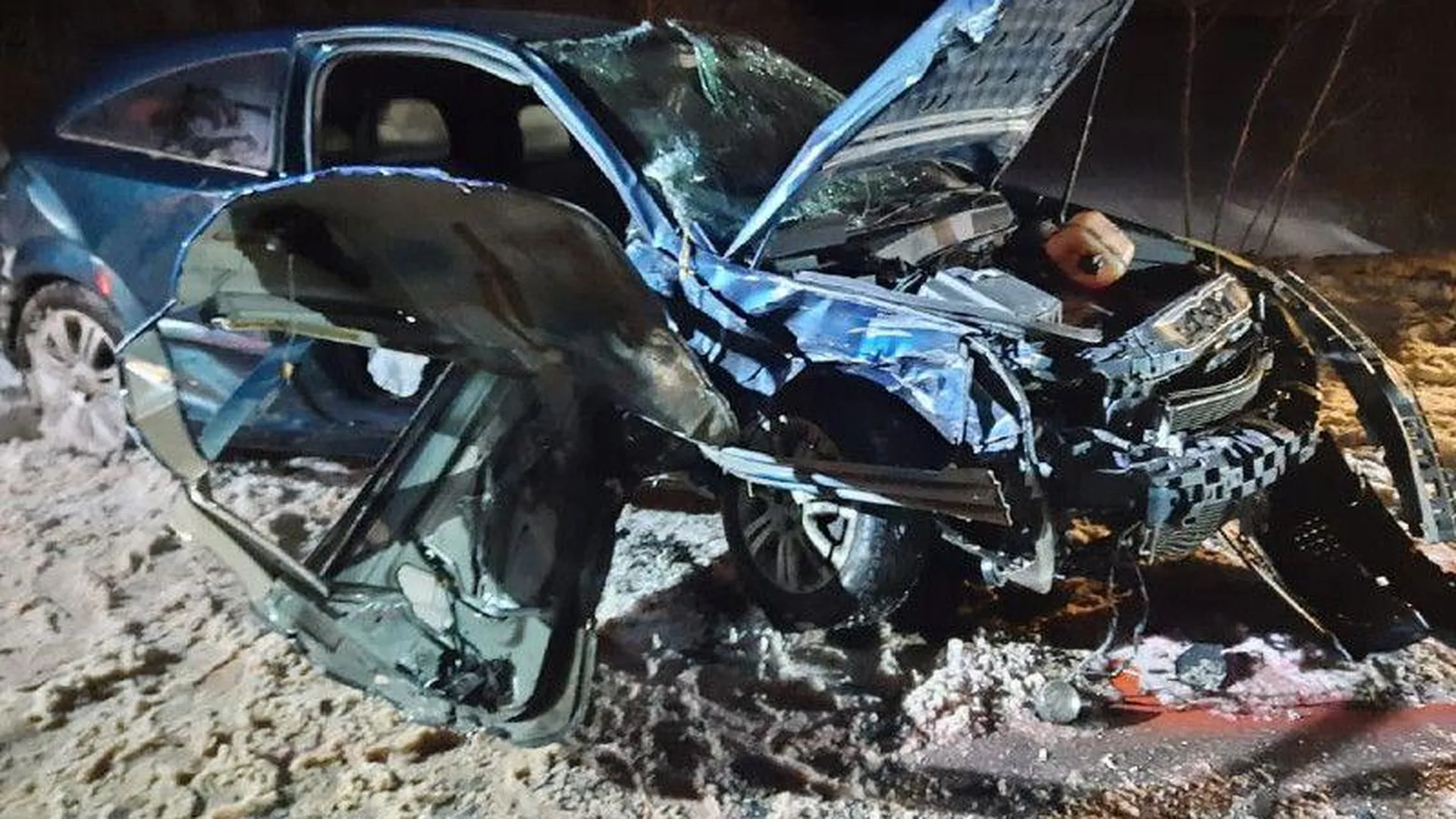 Работники «Мособлпожспаса» деблокировали пассажирку авто, попавшего в аварию в Талдоме