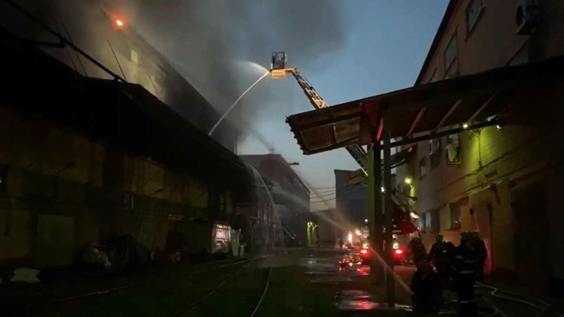 Пожар вспыхнул на складе в Москве. Огонь охватил 2 этажа здания