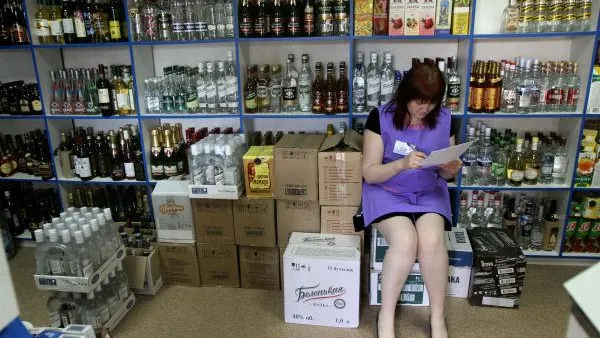 Мошенник шантажировал торговцев, продающих алкоголь подросткам в Краснознаменске