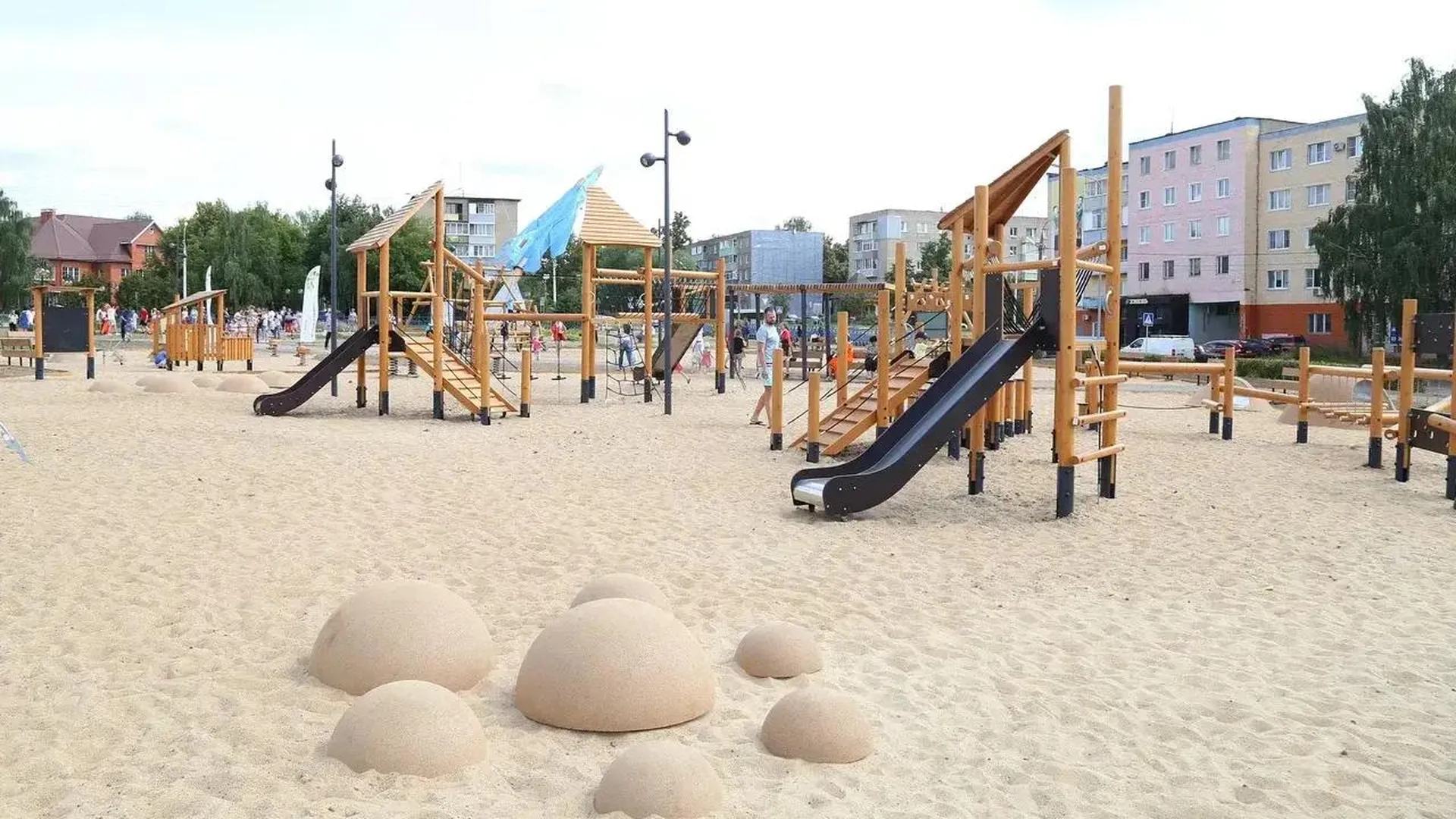 Более 600 детских площадок обновят в Подмосковье