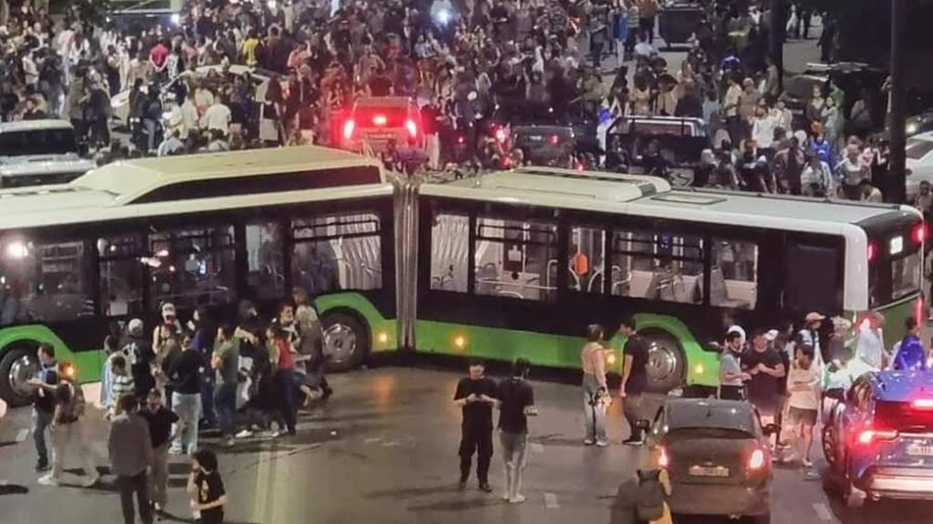 Тбилиси лихорадит: толпа протестантов опрокидывает автобусы и воздвигает баррикады