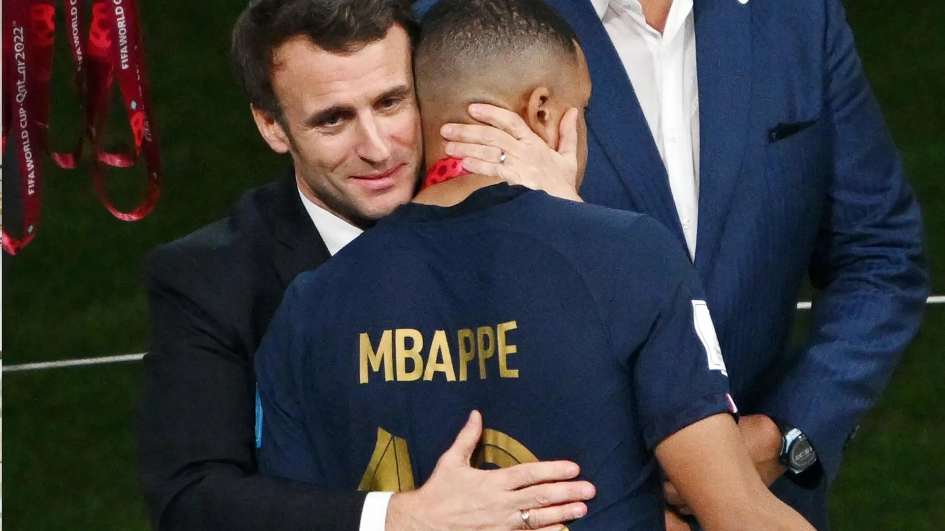 Ппрезидент Франции Эммануэль Макрон обнимает Килиана Мбаппе на чемпионате мира по футболу, 2022 год. Фото: Robert Michael