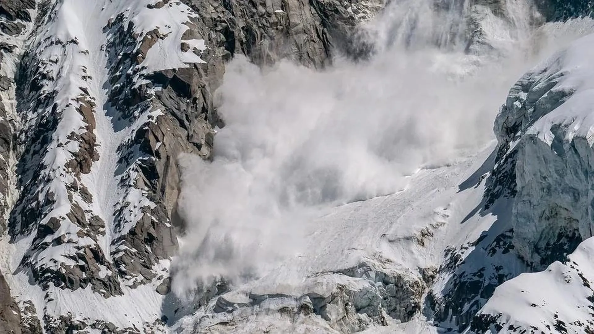 Спасатели предупредили об угрозе схода лавин в Сочи