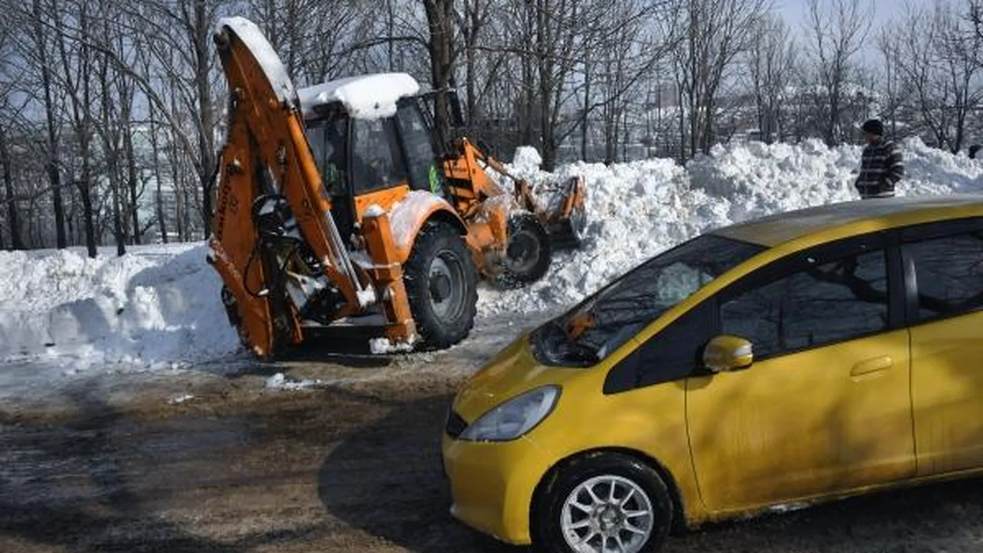 Более тысячи машин будут расчищать дороги Подмосковья от снега ночью
