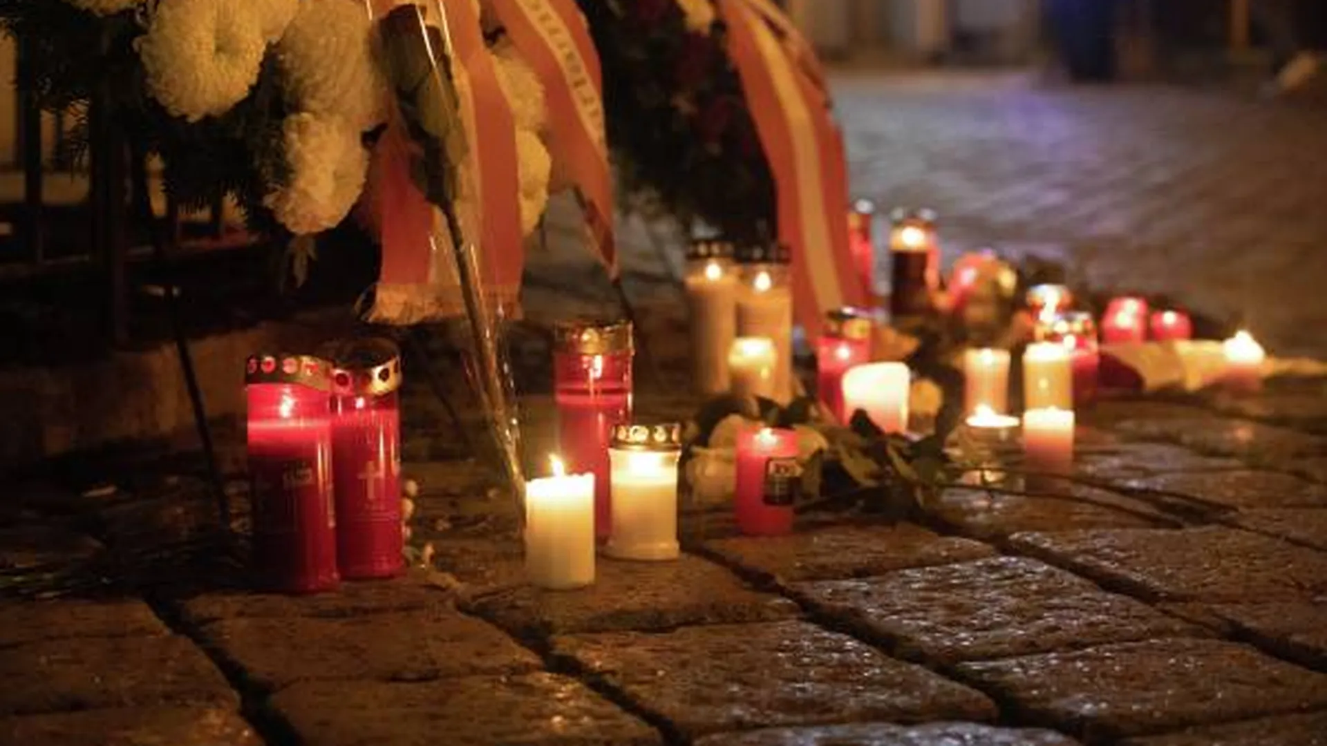 Жители Вены несут детские рисунки и свечи в память о погибших при теракте