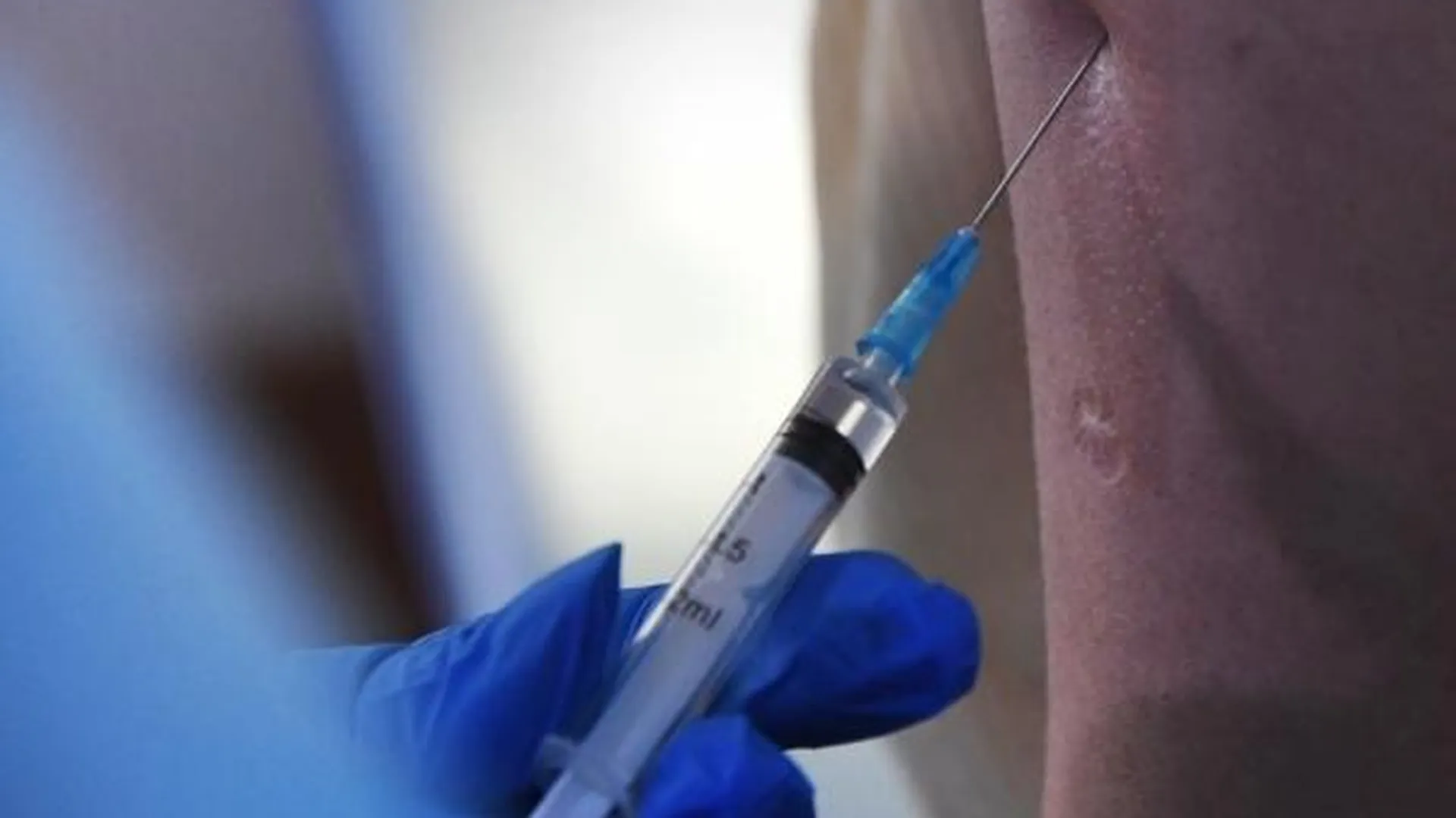 На Аляске медику, которому ввели вакцину от коронавируса, понадобилась медпомощь