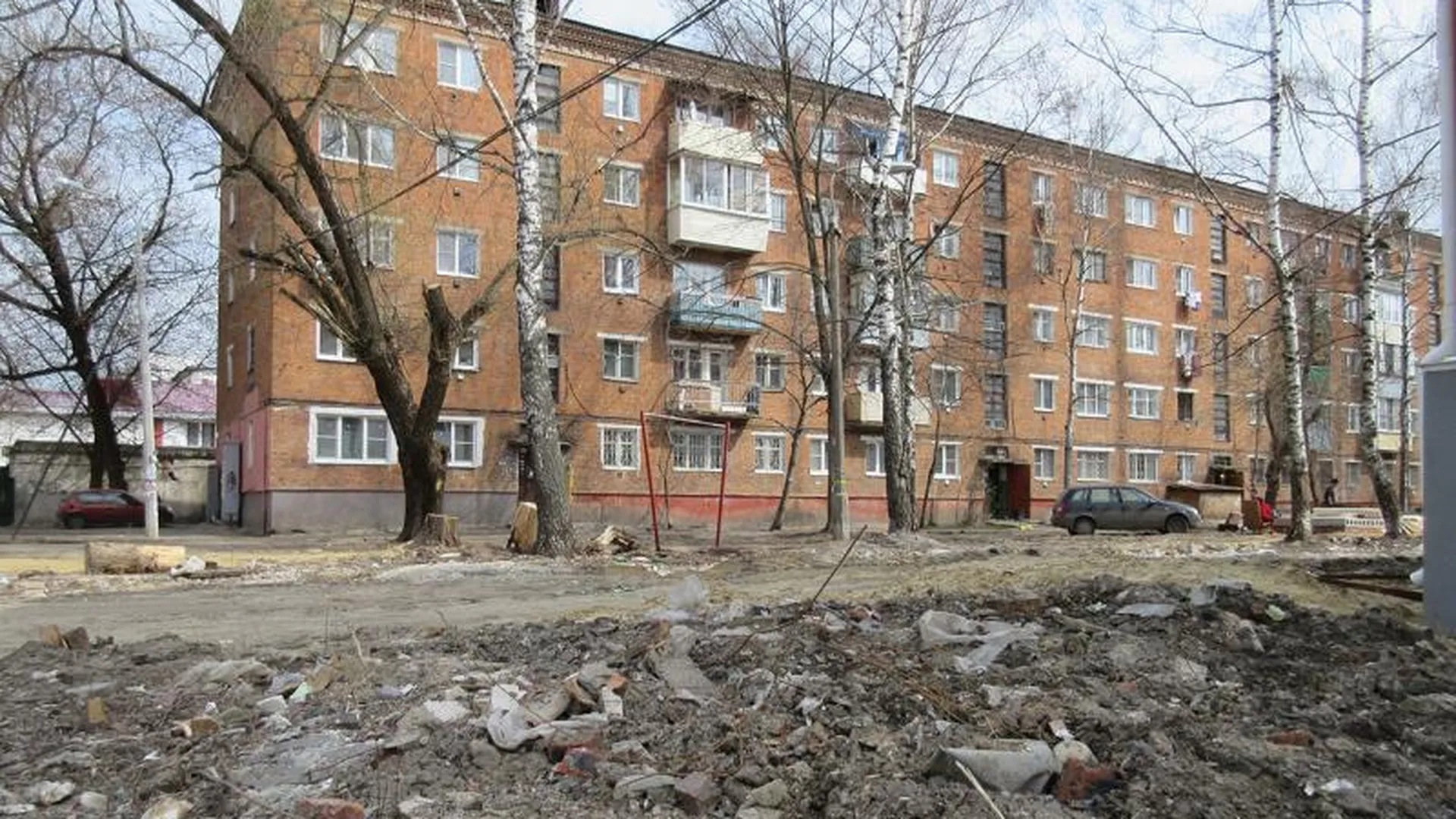 Жители дома в Орехово-Зуеве не могут добиться порядка в родном дворе