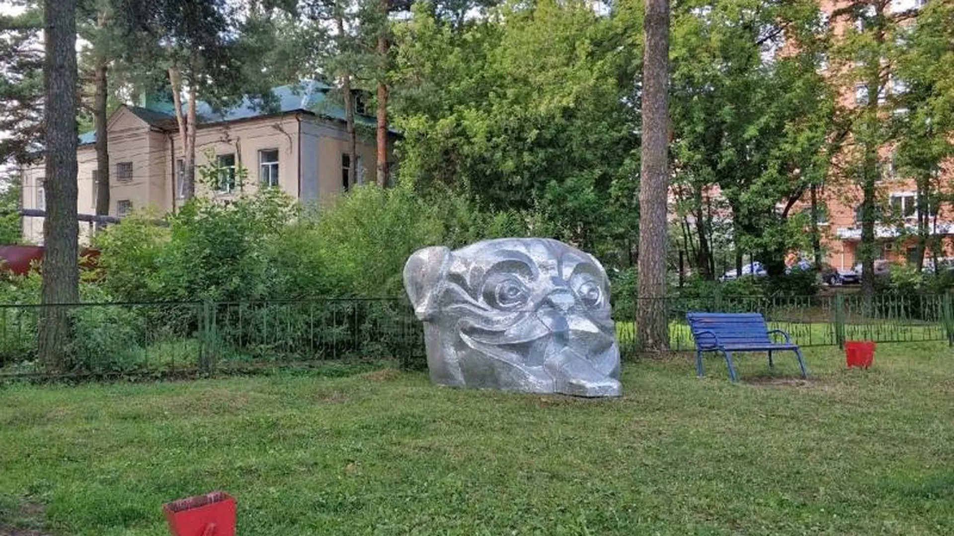 Арт-объект в виде головы мопса вызвал недоумение у жителей Одинцово